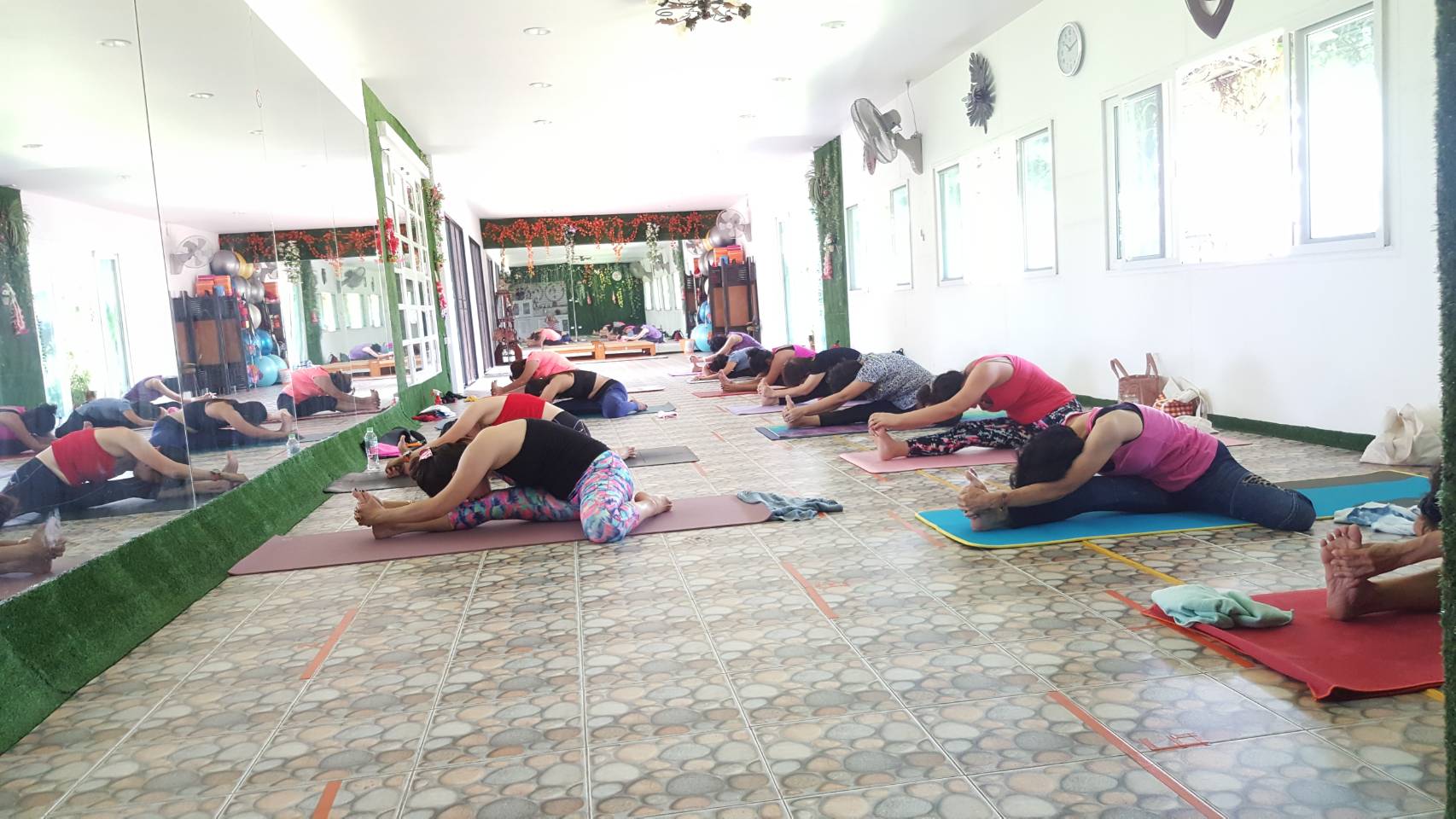 Aerial Yoga — โยคะอากาศ